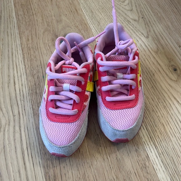 Girls 13 Puma shoes - Picture 2 of 6